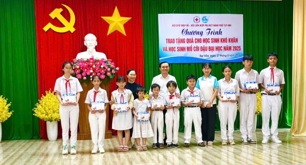 Hình ảnh cho bài viết Tuy Hòa: Trao quà cho học sinh khó khăn và học sinh mồ côi đậu đại học năm 2025